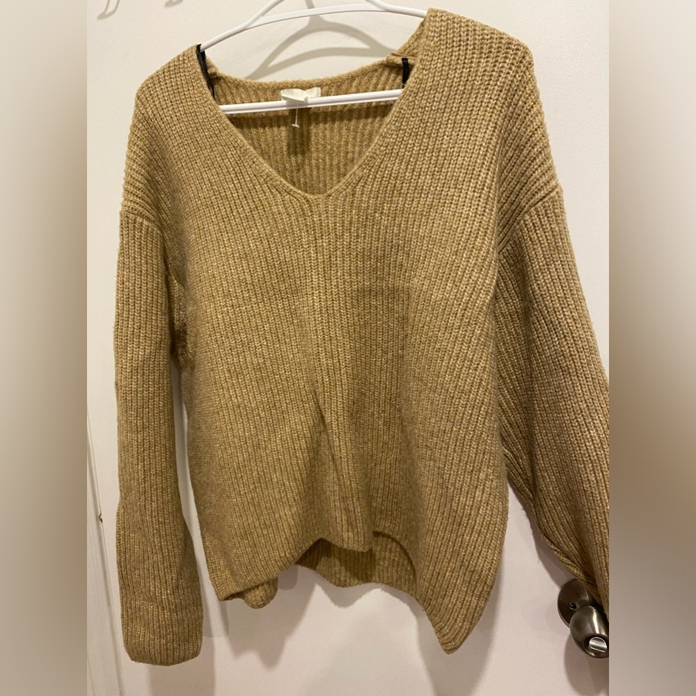 Beautiful sweater small to medium, wide size